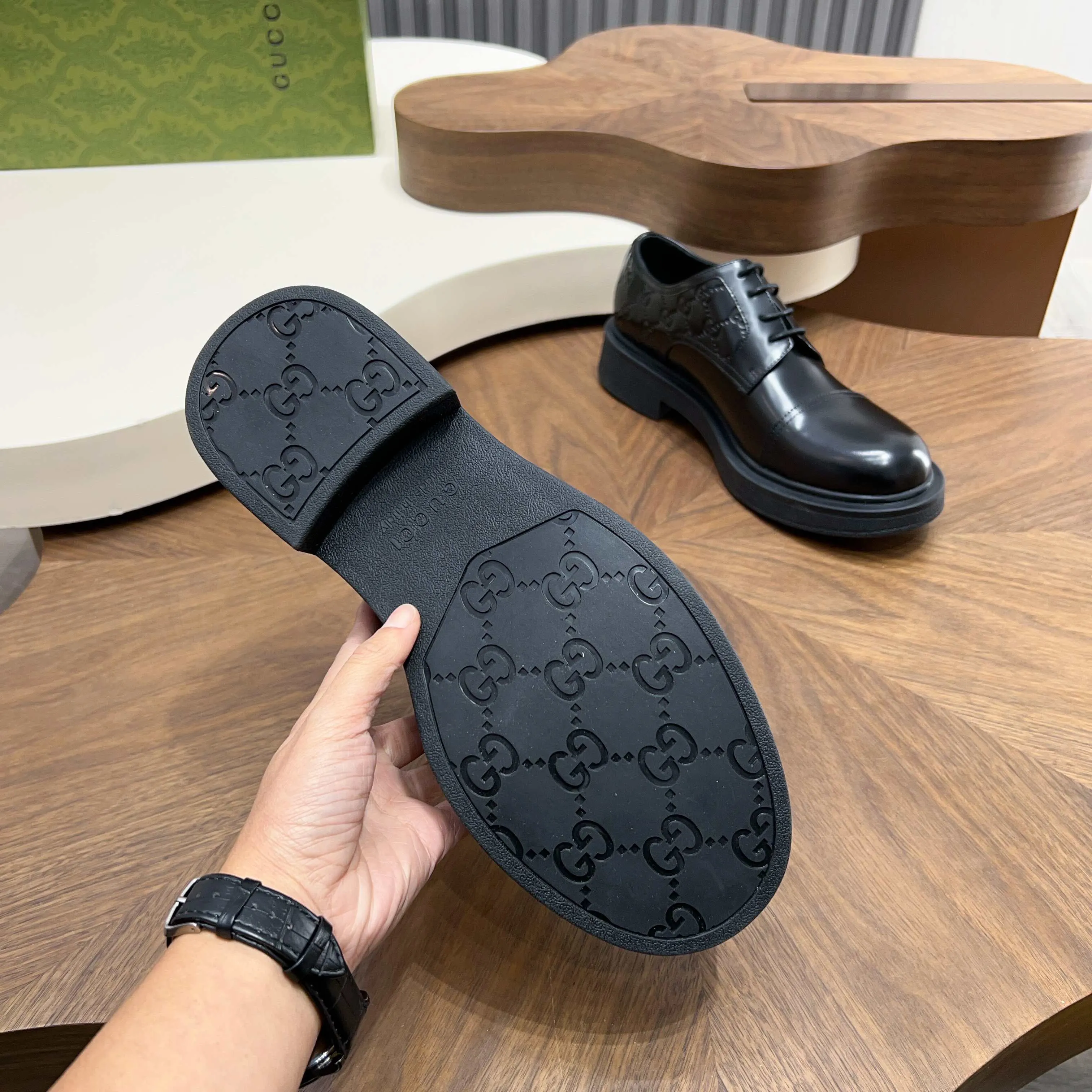 💰780 Gucci/Gucci new men’s lace-up shoes with GG details, matte cow leather derby shoes! The design of this men's lace-up shoe is rooted in the brand's heritage. Crafted from premium waxed cow leather, it is embellished with GG printed embossed suede leather details, a nod to Gucci's iconic monogram. The rubber sole decorated with GG pattern adds a touch of modern fashion to this design. Typical three-joint style design. European and American classic version, full calfskin lining. The overall upper texture is soft and the lining is comfortable and breathable. 2CM thickened soft rubber sole, easy to control. Versatile and stylish upper foot, multiple colors available to meet different matching needs, complete package! Size: 39-40-41-42-43-44 leather shoe size (38.45.46 can be customized)